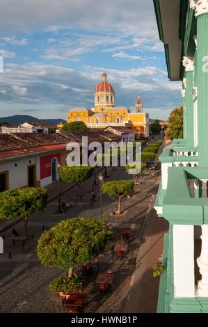 Nicaragua, Granada Viertel, Granada, Calzada Straße (Calle Calzada) von einem Zimmer des Hotel Dario, Kathedrale am unteren Stockfoto