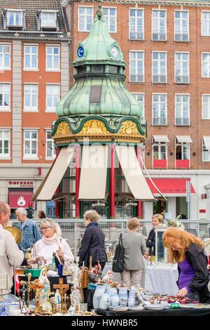 Dänemark, Zealand, Kopenhagen, Kongens Nytorv, Flohmarkt an der Unterseite eine Telefonzelle aus dem Jahr 1913 Stockfoto