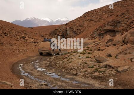 Bolivie, Altiplano, Abteilung von Potosi, 4 X 4 Fahrzeug auf einer Strecke über eine felsige und hohen Berglandschaft Stockfoto