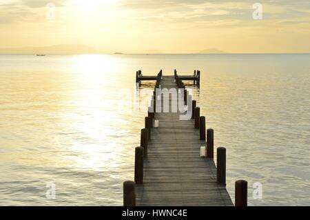 Kambodscha, Krong Kep Provinz, Kep Dorf, Segelclub Warf bei Sonnenuntergang Stockfoto