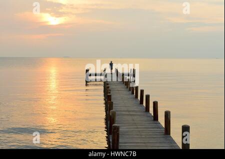 Kambodscha, Krong Kep Provinz, Kep Dorf, Segelclub Warf bei Sonnenuntergang Stockfoto