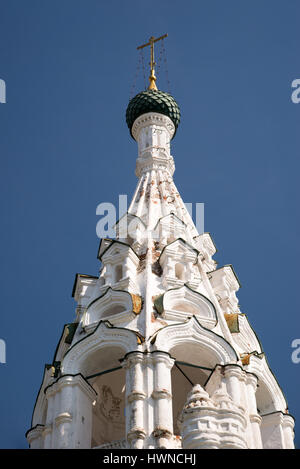 Jaroslawl, Russland - 8. Mai 2016: Spitze der russischen orthodoxen Kapelle in Jaroslawl, Russland. Goldenen Ring von Russland Stockfoto