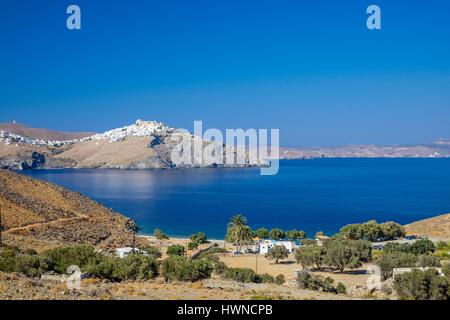 Griechenland, Dodekanes Inselgruppe, Astypalaia Insel, Aghios Konstantinos Strand und Chora im Hintergrund Stockfoto