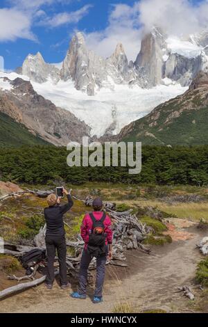 Argentinien, in der Nähe von Santa Cruz Region, Patagonien, Wanderer den Fitz Roy Gipfel, Nationalpark Los Glaciares, Weltkulturerbe der UNESCO Stockfoto