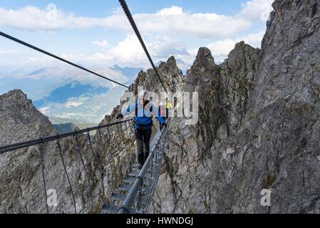 Italien, Lombardei, Temu, Wanderer am Klettersteig Sentiero dei Fiori genannt Stockfoto