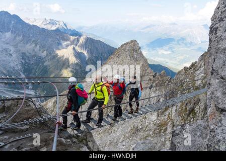 Italien, Lombardei, Temu, Wanderer am Klettersteig Sentiero dei Fiori genannt Stockfoto