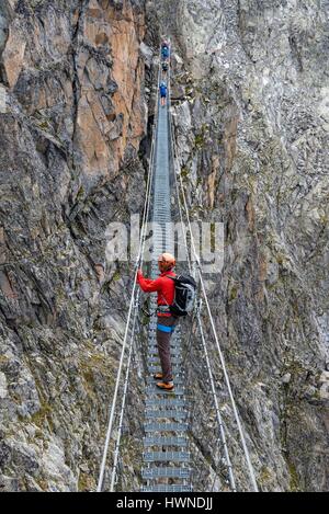 Italien, Lombardei, Temu, Wanderer am Klettersteig Sentiero dei Fiori genannt Stockfoto