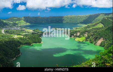 Portugal, Azoren, Sao Miguel Island, Sete Cidades Blick vom Vista Do Rei Aussichtspunkt in Lagoa Verde und Lagoa Azul Kraterseen Stockfoto