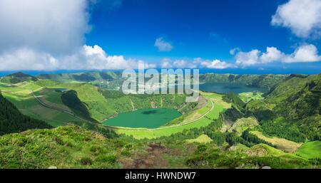 Portugal, Azoren, Sao Miguel Island, Sete Cidades Blick vom Boca Do Inferno Aussichtspunkt in Lagoa Santiago und Kraterseen Lagoa Azul Stockfoto