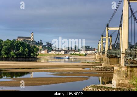 Frankreich, Maine et Loire, Loire-Tal UNESCO Weltkulturerbe, Montjean-sur-Loire, Brücke über die Loire und Saint Symphorien Kirche im Hintergrund Stockfoto