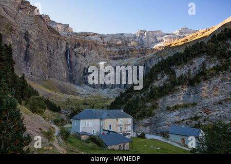 Frankreich, Hautes-Pyrenäen, Gavarnie, aufgeführt als Weltkulturerbe der UNESCO, das Hotel du Cirque und der Cirque de Gavarnie im Hintergrund Stockfoto