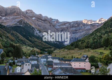Frankreich, Hautes-Pyrenäen, Gavarnie, aufgeführt als Weltkulturerbe von der UNESCO, Dorf und Cirque de Gavarnie im Hintergrund Stockfoto