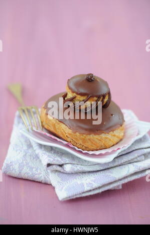 Religieuse au chocolat Stockfoto