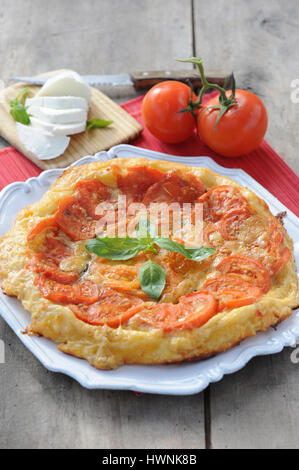 Tarte Tatin tomate Mozzarella Basilikum Stockfoto