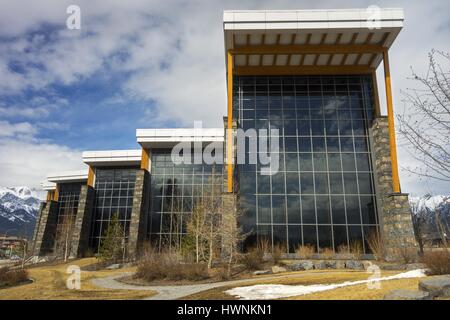 Elevation Place Erholungszentrum. Außenansicht des Gebäudes mit moderner Architektur, öffentlicher Bibliothek, Kletterwand und Aquatic Swimming Pool in Canmore, Alberta Stockfoto