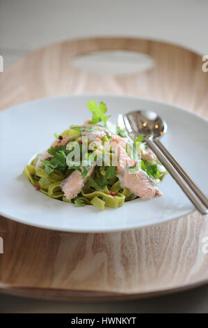 Tagliatelles Saumon Koriander Stockfoto