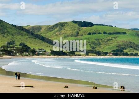 Australien, Victoria, Torquay, Spaziergänger am Strand Stockfoto