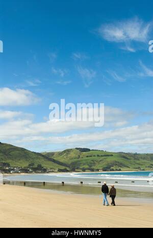 Australien, Victoria, Torquay, Spaziergänger am Strand Stockfoto