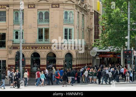 Australien, Victoria, Melbourne, drängen sich an der Ecke der Flinders Street und der Swanston Street Stockfoto