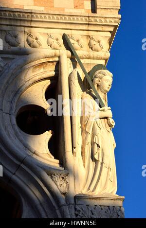 Italien, Venetien, Venedig, Weltkulturerbe von UNESCO, Palazzo Ducale (Dogenpalast), Statue schmücken die Fassade Stockfoto