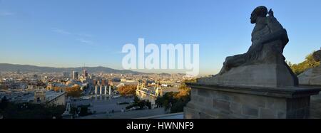 Spanien, Katalonien, Barcelona, Montjuic, Montjuic Palau Nacional (Nationalpalast), in der (denen) es ist das Museu Nacional d'Art de Catalunya (MNAC), Katalonien's National Art Museum mit Blick auf die Plaça de Espanya Stockfoto