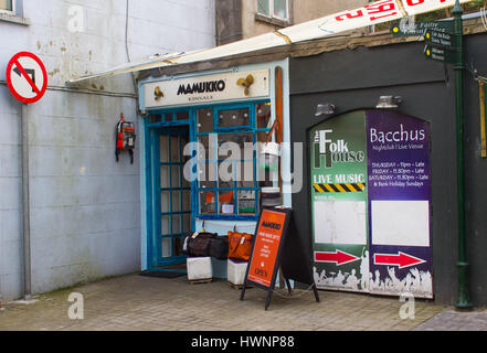 Zwei kleine und unattraktiv Geschäftslokale, versteckt in einer Ecke in den Seitenstraßen von Kinsale in County Cork, Irland sind für Geschäfte geöffnet Stockfoto