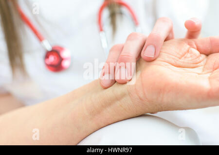 Überprüfung des Patienten Puls Stockfoto