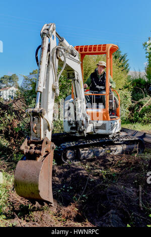 Mann mit einem Bagger in den Garten Stockfoto