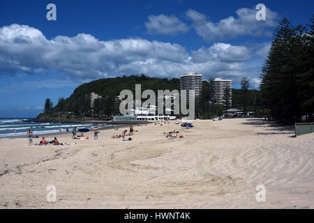 Urlauber am Strand von Burleigh Heads, Teil Australiens Gold Coast. Stockfoto