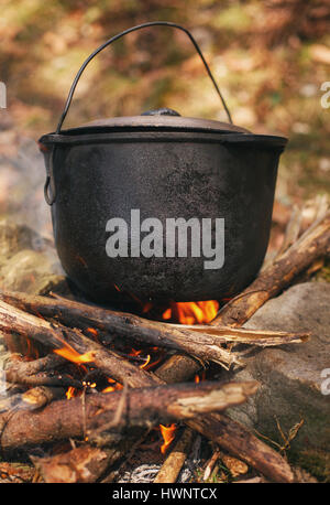 Kochen im Kessel über dem offenen Feuer. Stockfoto