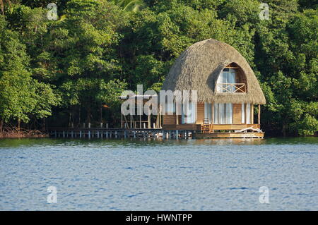 Hölzerne Overwater Bungalow mit Strohdach, tropischer Architektur, Bocas del Toro, Panama, Karibik, Mittelamerika Stockfoto