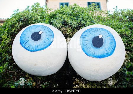 große Augen Spielzeug Dekoration im freien Stockfoto