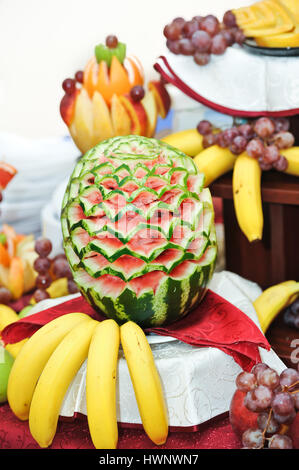 Geschnitzte Frucht Anordnung ...frischer verschiedene Früchte. Verschiedene geschnittene Früchte Stockfoto