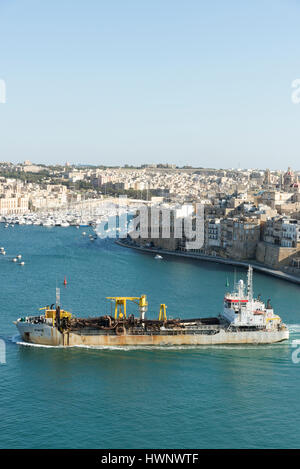 Ein Blick in den Grand Harbour von Valletta zu den drei Städten mit alten Gebäuden und einem Tanker Schiff in Vittoriosa Malta Stockfoto