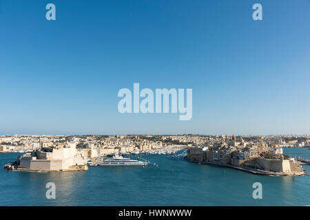 Ein Blick in den Grand Harbour von Valletta zu den drei Städten mit alten Gebäuden und festgemachten Boote Vittoriosa Malta Stockfoto