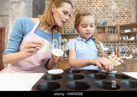 Schöne Mutter und Tochter Formular zum Backen in der Küche wird vorbereitet Stockfoto