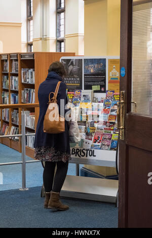 Frau betrachten touristische Informationsbroschüren in Bristol Stockfoto