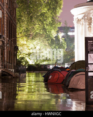 Ein Teil der Occupy-Bewegungen übernimmt das Gelände vor der St Pauls Cathedral, London UK 2011 Stockfoto