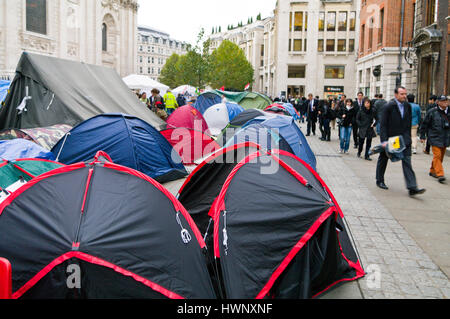 Ein Teil der Occupy-Bewegungen übernimmt das Gelände vor der St Pauls Cathedral, London UK 2011 Stockfoto