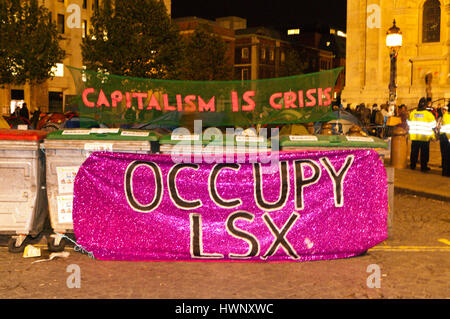 Die Occupy-Bewegungen übernehmen das Gelände vor der St. Pauls Cathedral, London UK 2011 Stockfoto