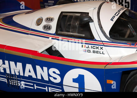 Nahaufnahme des Rothmans Porsche 956 angetrieben von Jacky Ickx und Derek Bell, in den Jacky Ickx Ikonensammlung Bestandteil der 2017 London Classic Car Show Stockfoto