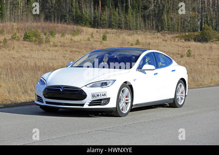 PAIMIO, Finnland - 18. März 2017: White Tesla Model S P85D Elektro-Auto auf der Straße im Frühjahr im Süden von Finnland. Stockfoto