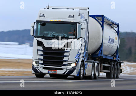 SALO, Finnland - 10. Februar 2017: Maßgeschneiderte nächste Generation Scania S500 Transport K. Lindholm & Co transportiert Güter Highway im Winter in So Stockfoto