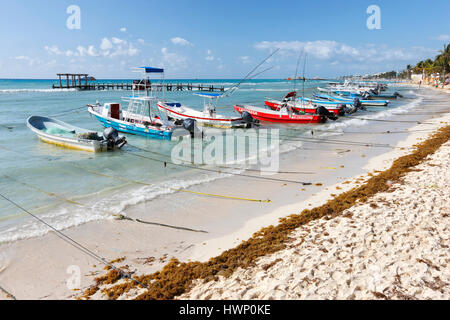 Angelboote/Fischerboote am Strand von Playa del Carmen in Mexiko Stockfoto