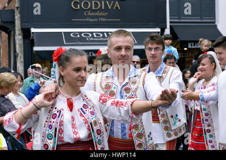 Konzert der rumänischen Folklore Gruppe in der Nähe von Manneken Pis in Tag Folklorissimo 2016 Folklore Festival und am Wochenende ohne Auto in Brüssel, Belgien, auf Stockfoto