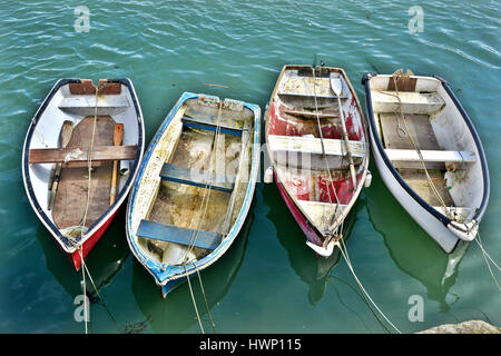 Vier festgemachten Boote im Hafen von Porthleven, Cornwall Stockfoto