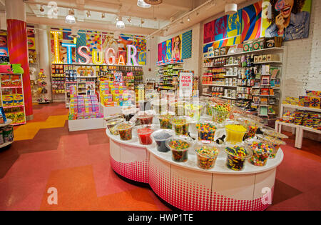 Einen Überblick über das Innere des It'sugar, eine Süßigkeit und Neuheit Shop am Broadway in Greenwich Village, New York City Stockfoto