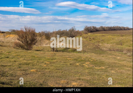 Zeitigen Frühjahr Landschaft in ländlichen Hügellandschaft, die Zentralukraine Stockfoto