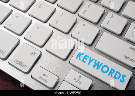 Keywords auf eine Schaltfläche "Tastatur". SEO-Konzept. Stockfoto