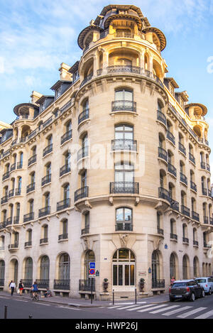Ein Gebäude der Ecke Rue de Presbourg und Rue Lauriston in Paris Haussmann-Stil Frankreich. Stockfoto